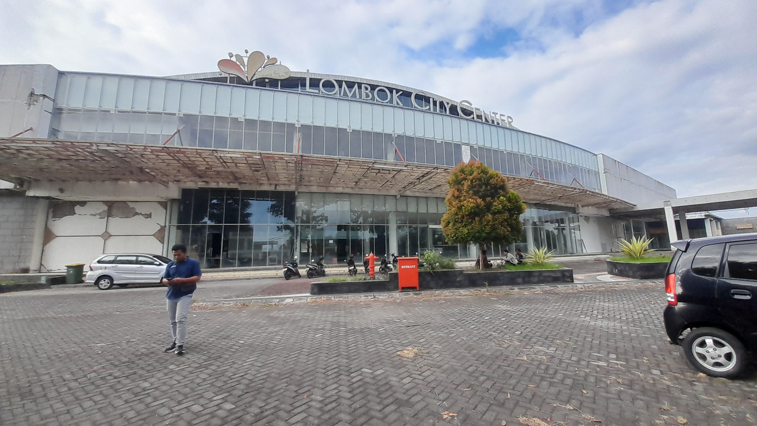 TURUN LANGSUNG: Kepala Satgas Koordinator Supervisi (Korsup) Wilayah V KPK Dian Patria saat turun melihat kondisi LCC Lombok Barat, Selasa (13/8).