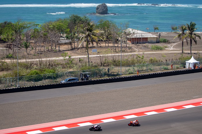 DAYA TARIK: Dipadukan dengan panorama pantai yang memanjakan mata, sirkuit Mandalika kini semakin dikenal sebagai salah satu lintasan balap MotoGP yang terindah di dunia. (Ivan/Lombok Post)