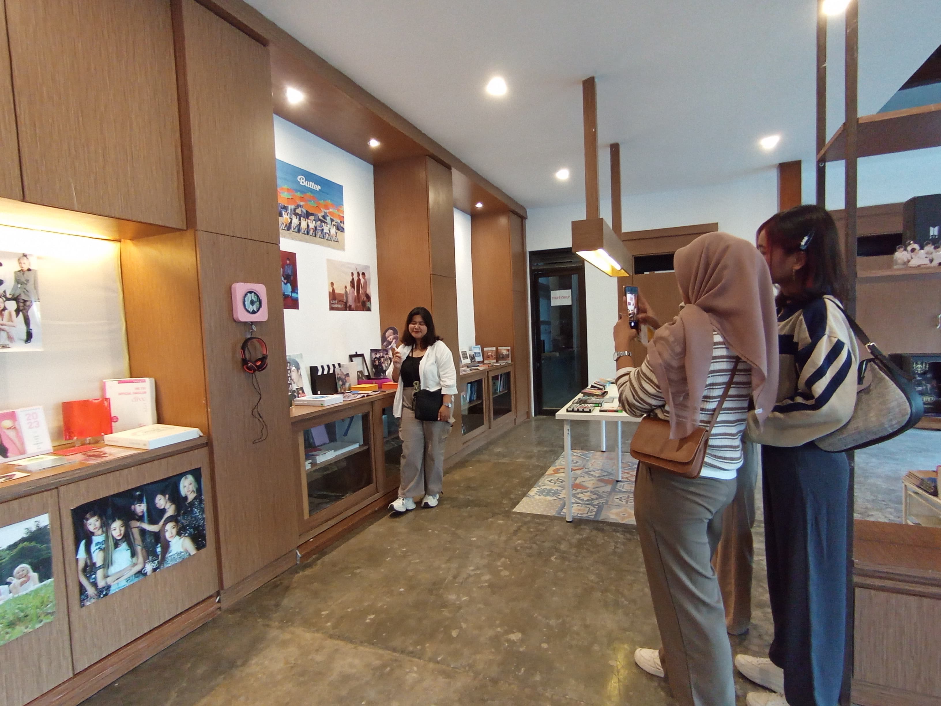DEMAM HALLYU: Sejumlah anak muda Lombok yang mengunjungi galeri musik K-Pop di RPlay Lombok, Batu Layar, Kabupaten Lombok Barat, akhir pekan lalu.
