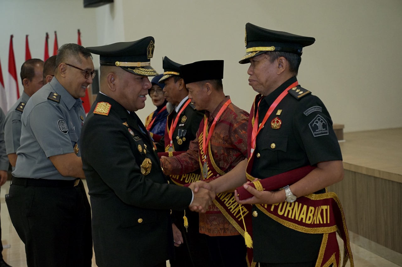 UCAPAN PERPISAHAN: Kakanwil Kemenkumham NTB Parlindungan menyalami empat orang pegawai Kanwil yang memasuki masa purna bakti, Selasa (13/8).