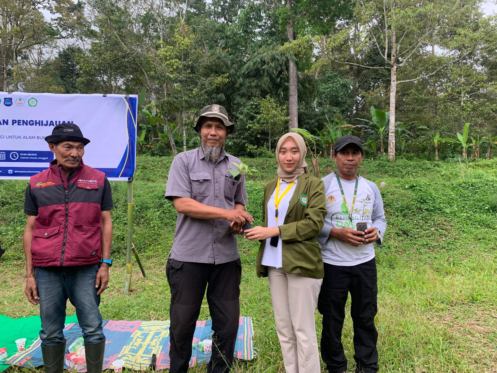 BANTU BIBIT POHON: Karina Juniarti Utami, mahasiswa FEB Unizar menyerahkan bantuan bibit pohon secara simbolis di Wisata Janggot, Desa Aik Berik, Loteng, Selasa (13/8).