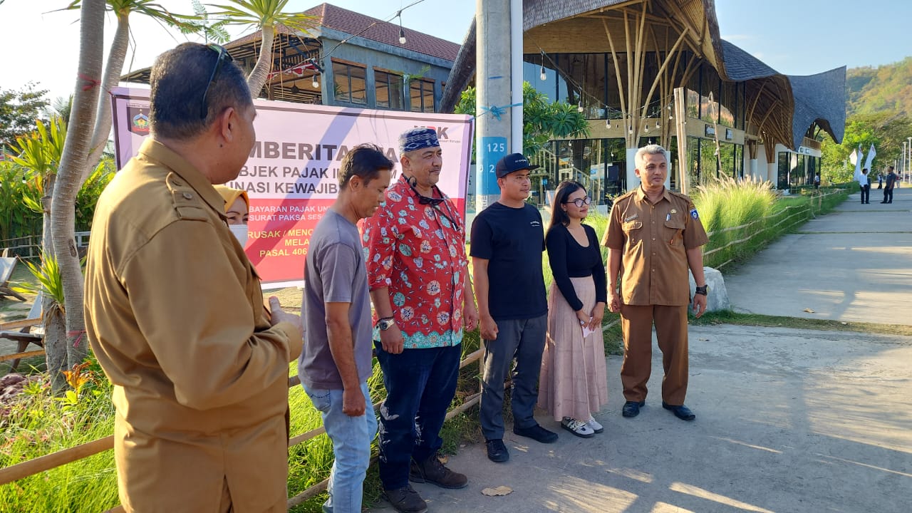 PERINGATAN: Kasatgas Korsup Wilayah V KPK RI Dian Patria (paling tengah) bersama pemda Loteng saat memasang spanduk tunggak pajak pada dua objek wajib pajak di KEK Mandalika, Senin (13/8) lalu.
