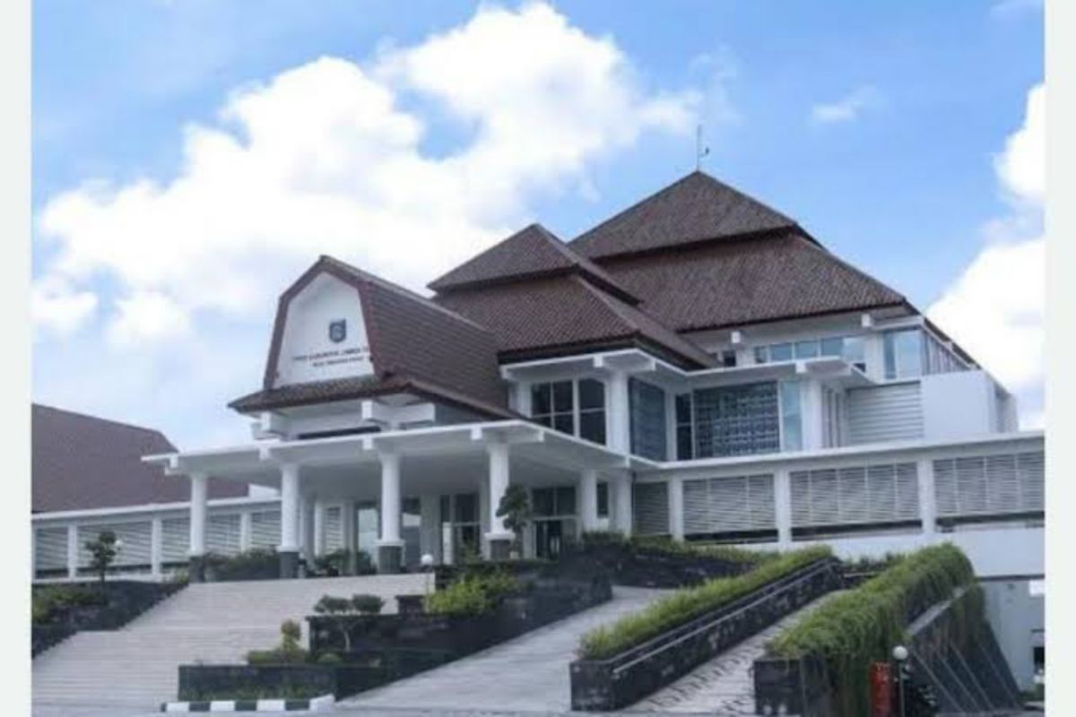 Tampak depan kantor DPRD Loteng
