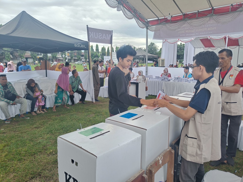 HAK POLITIK: Seorang pemilih muda tengah memasukan surat suara dalam kotak suara, beberapa waktu lalu.  (ZAD/LOMBOK POST)