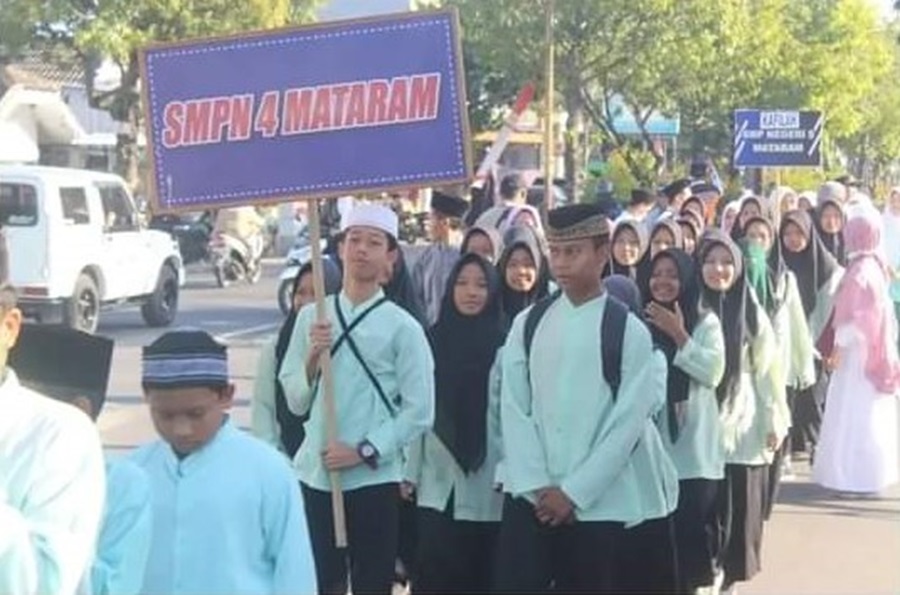 PAWAI TAARUF: Para siswa mengikuti pawai taaruf meriahkan STQ Pelajar Kota Mataram, kemarin (13/8). (DISDIK KOTA MATARAM FOR LOMBOK POST)