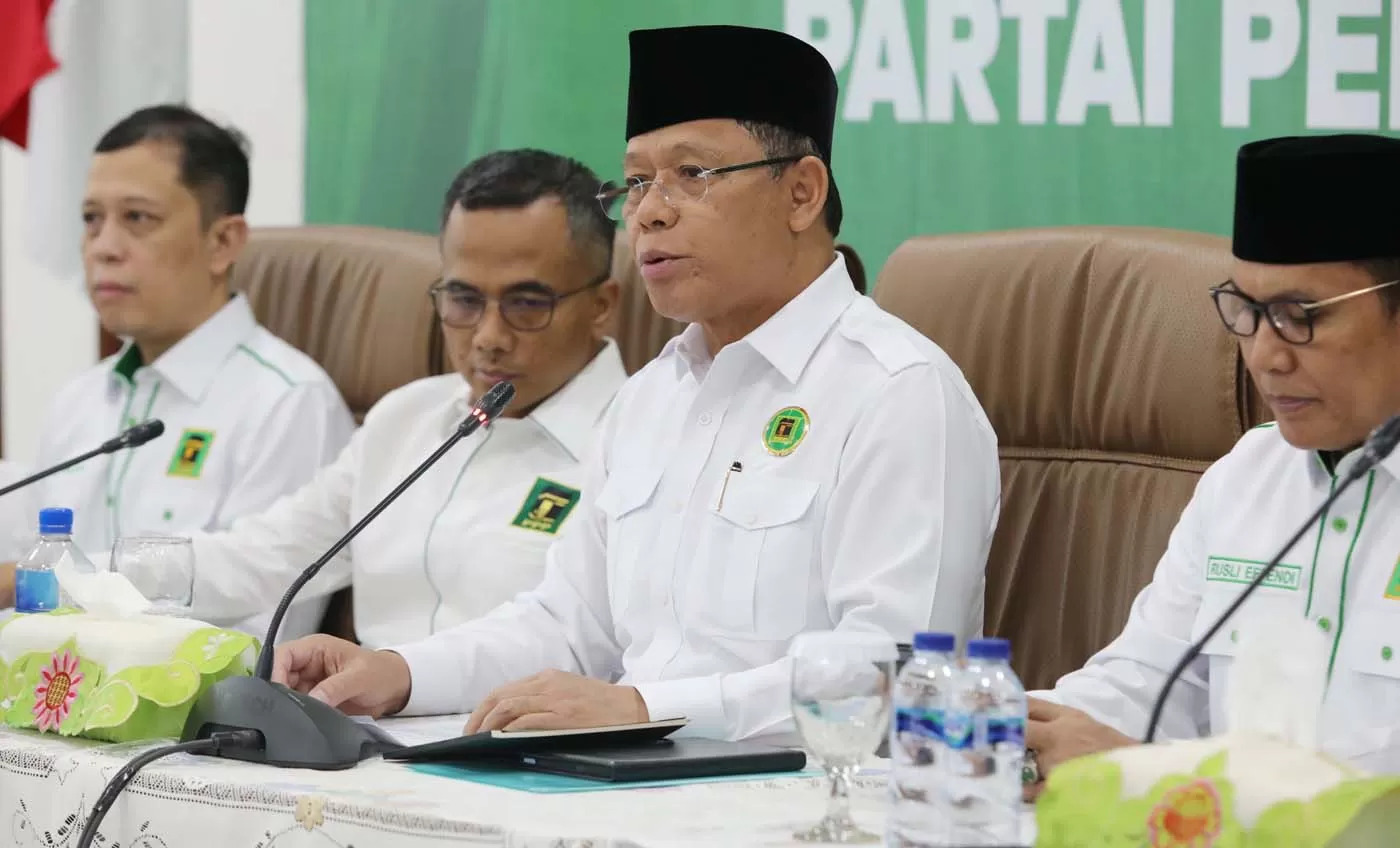 Plt Ketua Umum DPP Partai Persatuan Pembangunan (PPP) Muhamad Mardiono (tengah) saat memberikan keterangan terkait hasil gugatan perselisihan hasil pemilihan umum (PHPU) atau sengketa hasil Pilpres 20