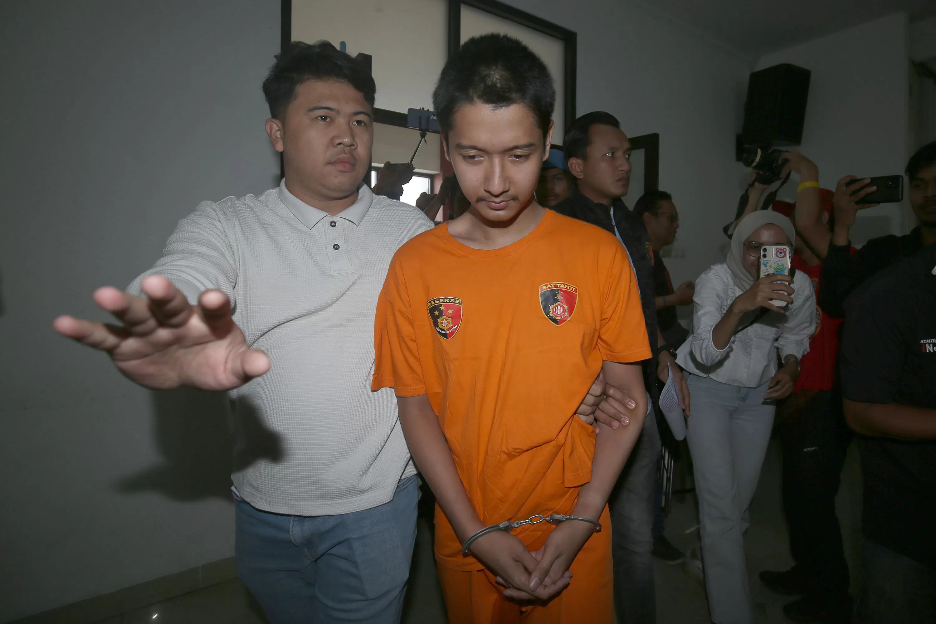 Tersangka kasus kekerasan dalam rumah tangga (KDRT) Armor Toreador dihadirkan saat konferensi pers di Polres Bogor, Kabupaten Bogor, Jawa Barat, Rabu (14/08/2024). (Imam Husein/Jawa Pos)