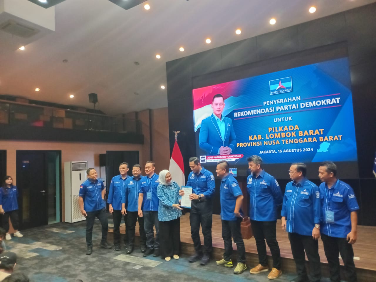 SUDAH BISA DAFTAR: Nurhidayah menerima B1KWK dari Partai Demokrat di Jakarta (15/8) kemarin.