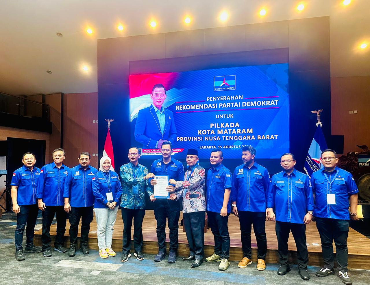 H Mohan Roliskana- TGH Mujiburrohman berfoto bersama Ketua Umum DPP partai Demokrat juga jajaran pengurus DPP Demokrat usai menerima SK B1 KWK di Kantor DPP Demokrat Jakarta, sore kemarin (15/8).