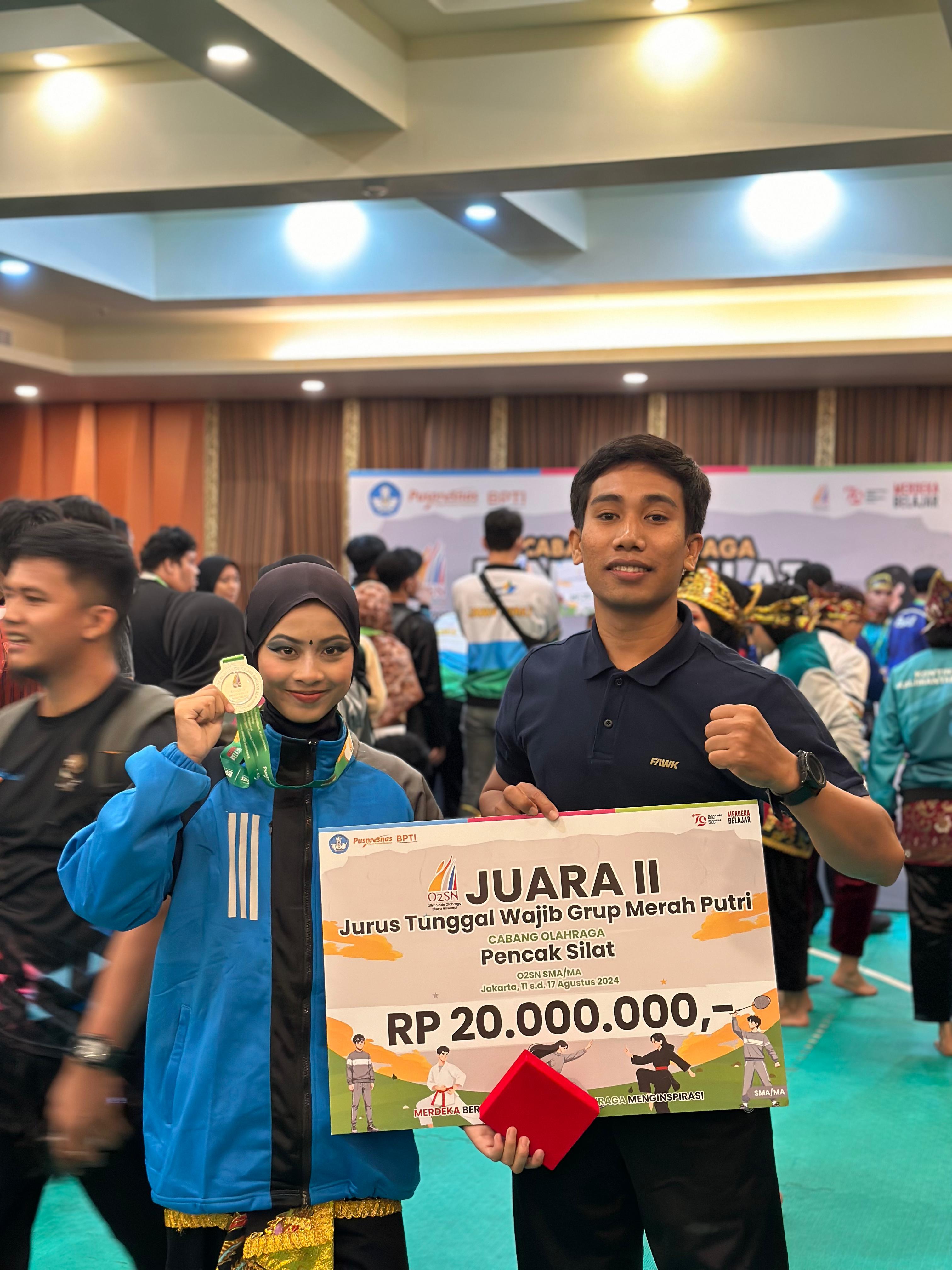 Siswi MAN 1 Lotim Norita Febriyana (kiri), bersama sang pelatih memperlihatkan hadiah juara 2 Cabor Pencak Silat nomor Jurus Tunggal Putri di ajang O2SN 2024, Kamis (15/8/2024).