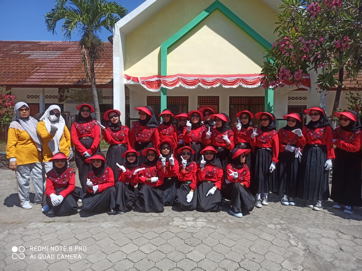 OPTIMIS MENANG: Regu gerak jalan indah SDN 1 Kediri Selatan berfoto sebelum lomba.