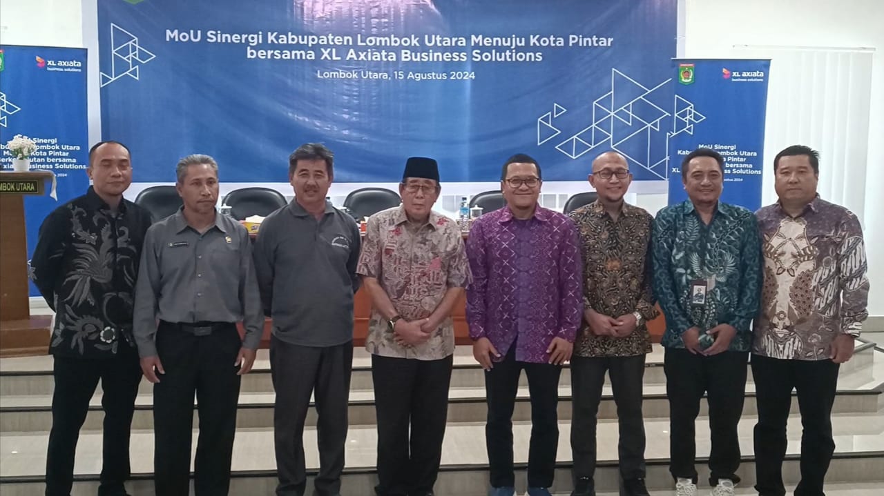 BERSINERGI: Bupati Lombok Utara Djohan Sjamsu (empat dari kiri) dan jajaran bersama Chief Enterprise Business Officer PT. XL Axiata Business Solutions Feby Sallyanto (empat dari kanan) dan jajaran.