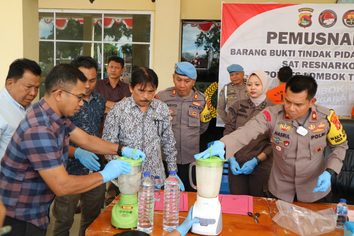 HINDARI NARKOBA: Proses pemusnahan barang bukti 813,98 gram sabu dipimpin Wakapolres Loteng Kompol Moh Nasrullah, Kamis (15/8).