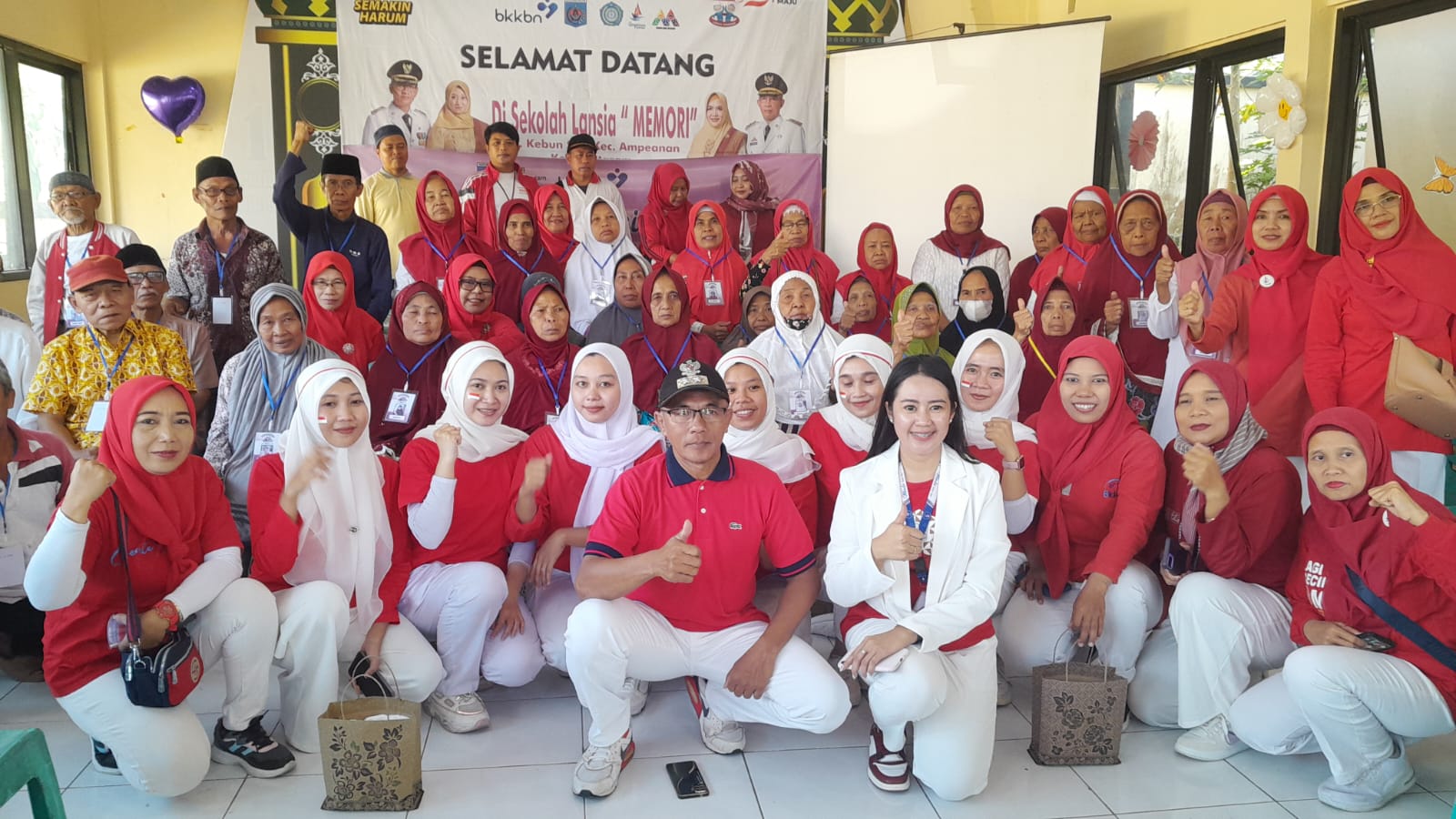 ANTUSIAS: Para bidan dan pegawai Winda Baby Spa bersama peserta Sekolah Lansia Memori berfoto usai kegiatan baksos yang digelar di Kantor Lurah Kebun Sari, Ampenan, Jumat (16/8).