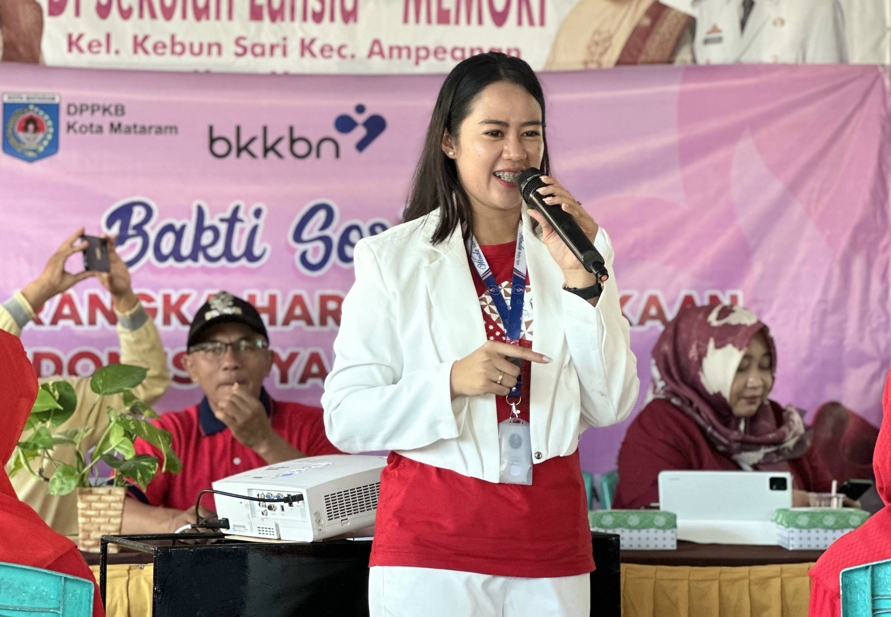 EDUKASI WARGA: Owner Winda Baby Spa Sulis Dwi Endang Windari, S.Tr.Keb,CSM saat menyampaikan materi edukasi kesehatan bagi lansia dan balita di Kelurahan Kebun Sari, Ampenan, Jumat (16/8).