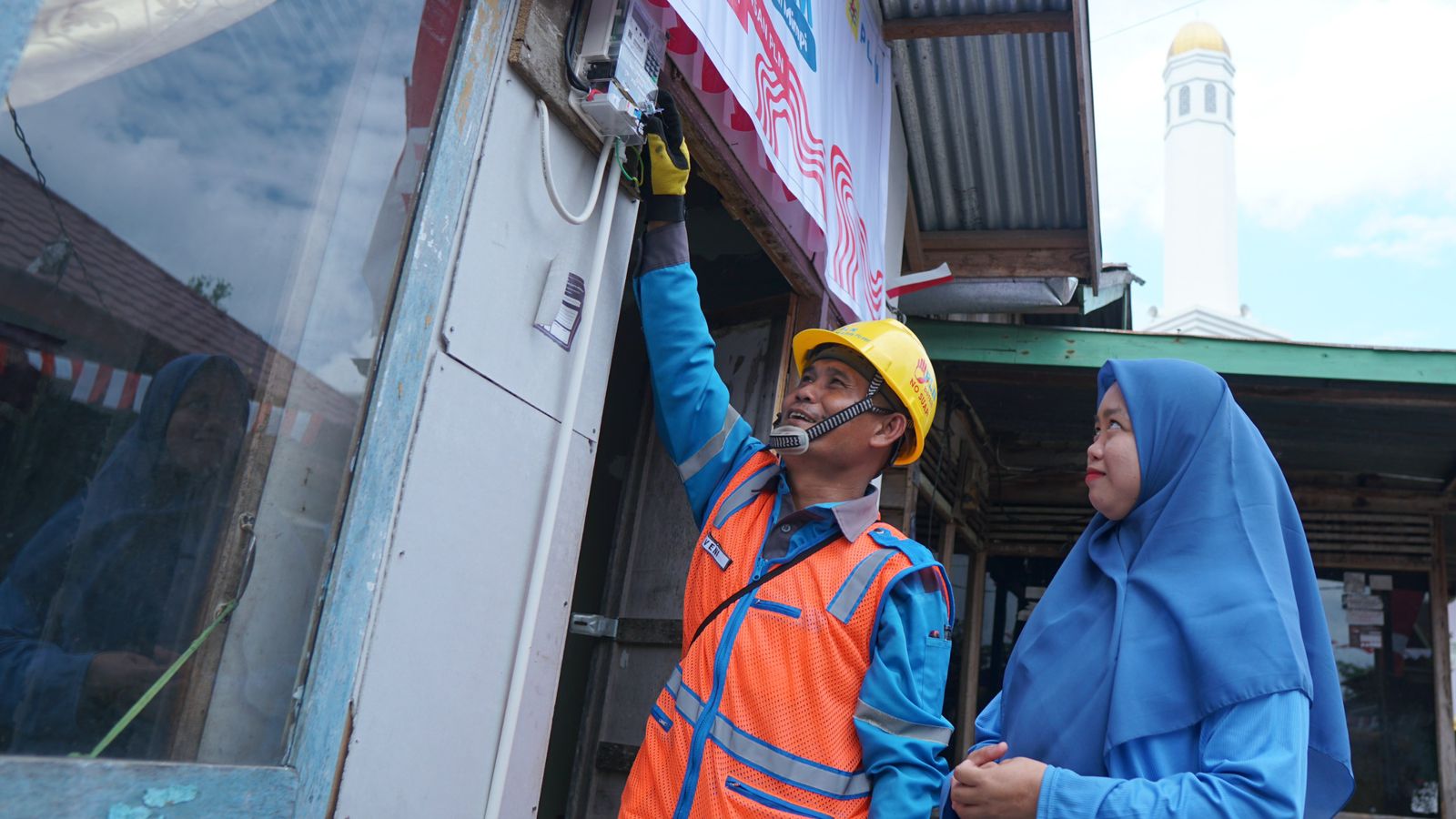 Rona bahagia terpancar dari wajah Jumaidah (kanan) penerima manfaat program Light Up The Dream di Kecamatan Gandus, Palembang, oleh petugas PLN.