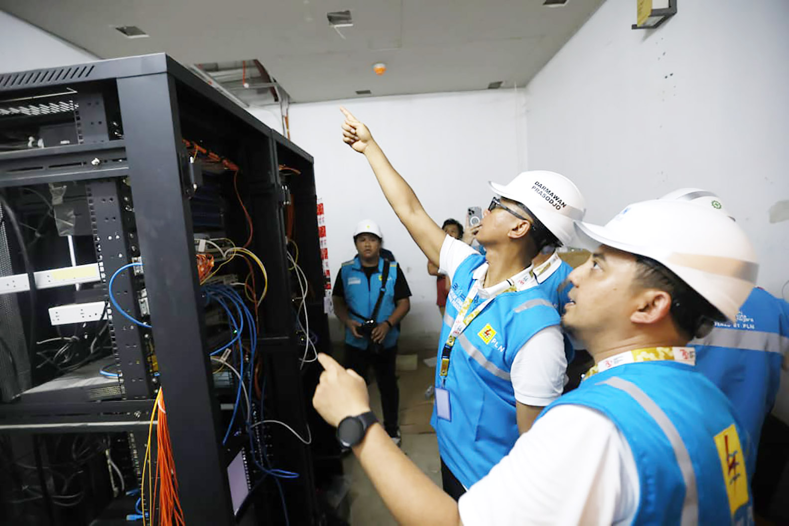 Dirut PLN Darmawan Prasodjo (kedua dari kanan) memastikan langsung keandalan instalasi kelistrikan kawasan Istana Kepresidenan di IKN Nusantara.