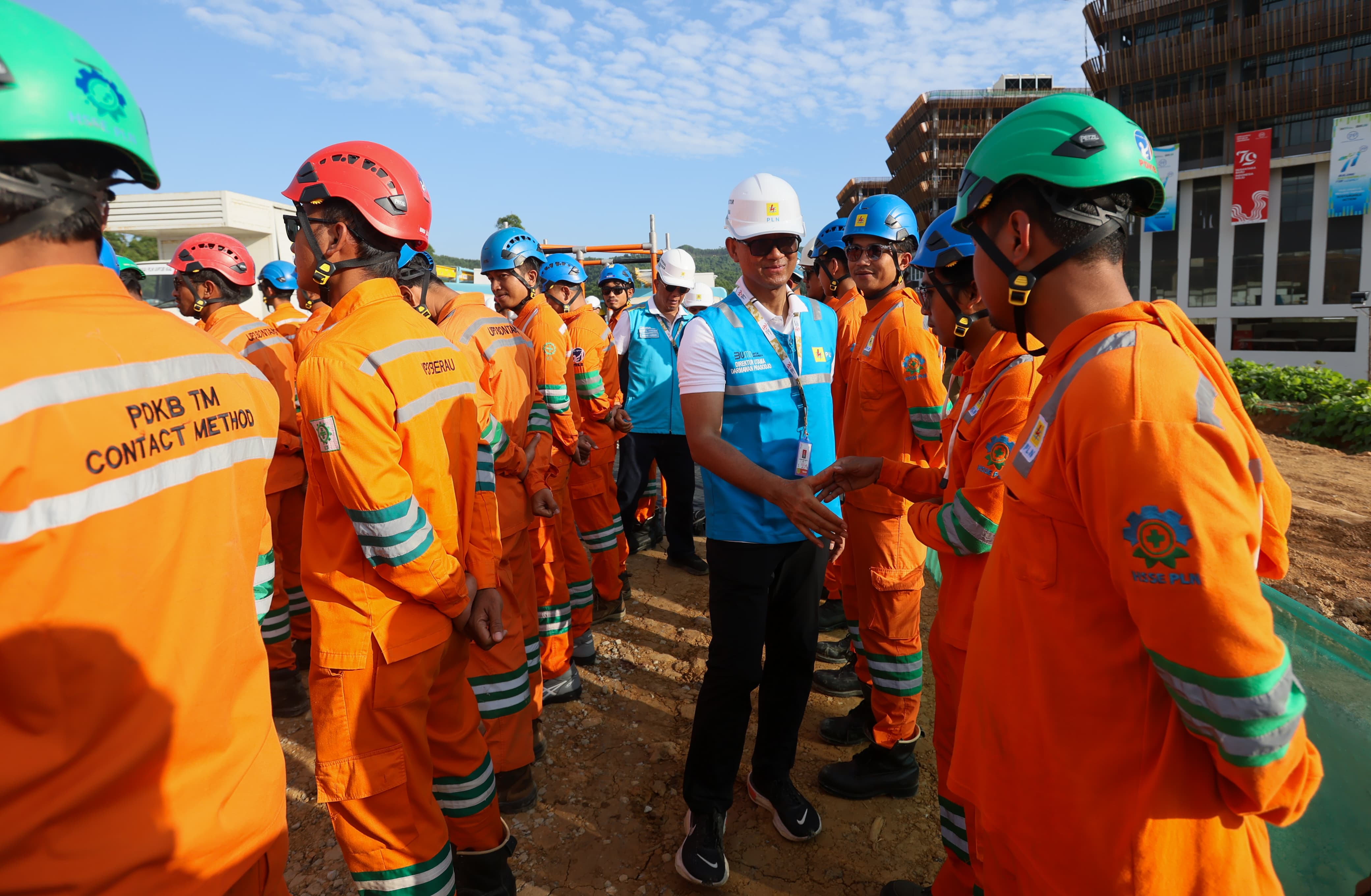 Dirut PLN Darmawan Prasodjo menyapa dan memotivasi para personel PLN dalam menjaga keandalan listrik di Kawasan Inti Pusat Pemerintahan (KIPP) IKN Nusantara.