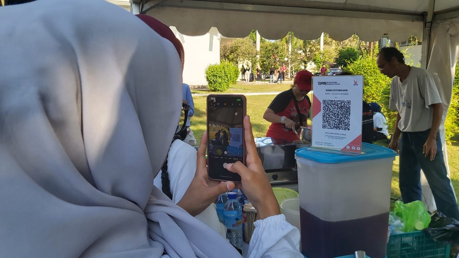 Seorang Pengunjung sedang tap QR Code pada Pekan Nasional QRIS NTB di Taman Budaya NTB.