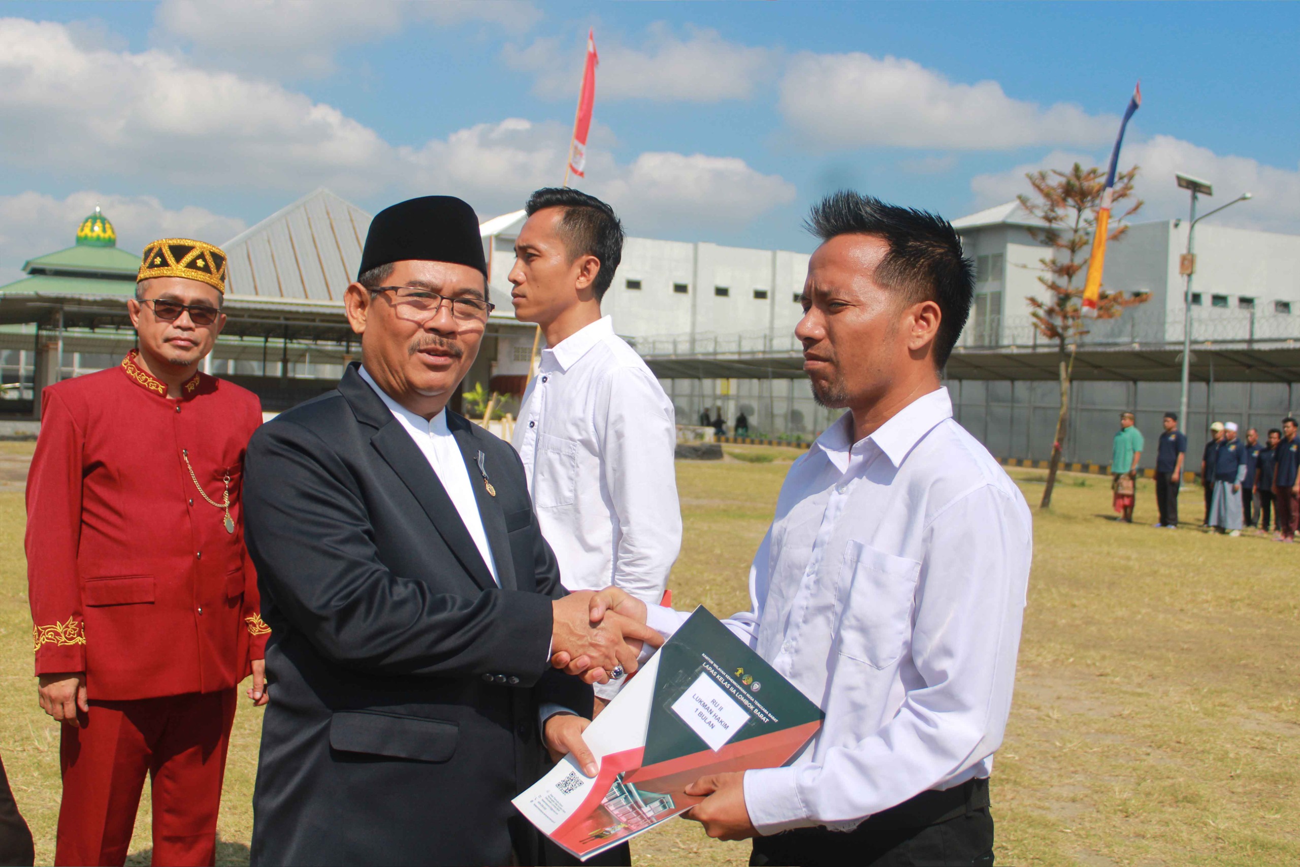 DAPAT REMISI: Penjabat Bupati Lombok Barat Ilham didampingi Kalapas Kelas IIA Lobar M Fadli saat memberikan remisi secara simbolis. (DOK LAPAS LOBAR)