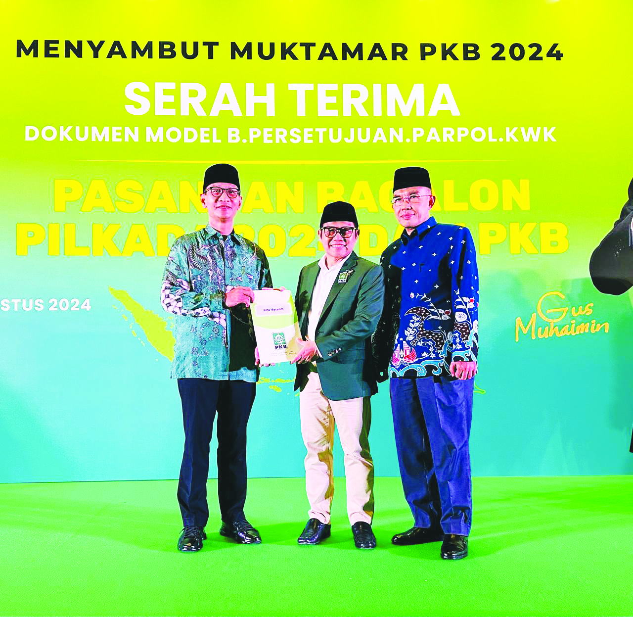 Bakal calon wali kota Mataram H Mohan Roliskana (kiri) menerima SK B1 KWK dari Ketua Umum DPP Partai Kebangkitan Bangsa (PKB) Muhaimin Iskandar di kantor DPP PKB Jakarta, kemarin (18/8).
