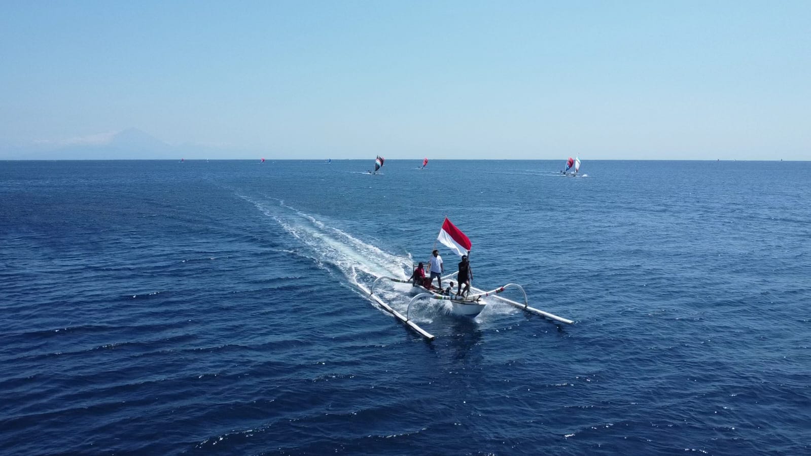 MERIAH: Beberapa perahu peserta berjuang pada perlombaan Balap Perahu Layar di Nipah, Sabtu (17/8).(NURUL/LOMBOK POST)