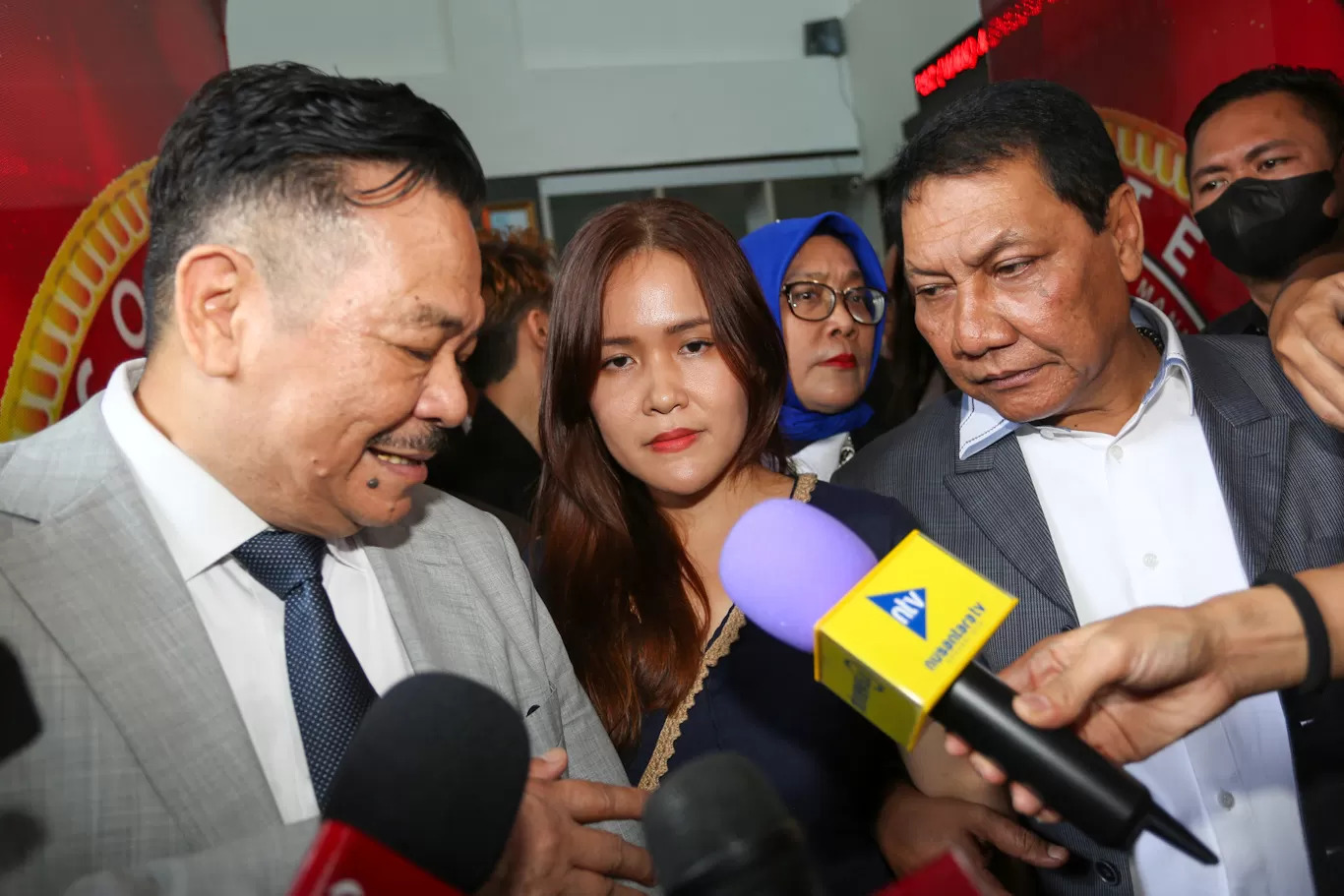 Pengacara Otto Hasibuan bersama Jessica Wongso saat keluar dari Lapas Pondok Bambu, Jakarta Timur, Minggu (18/8). (Haritsa Almudatsir/Jawa Pos)