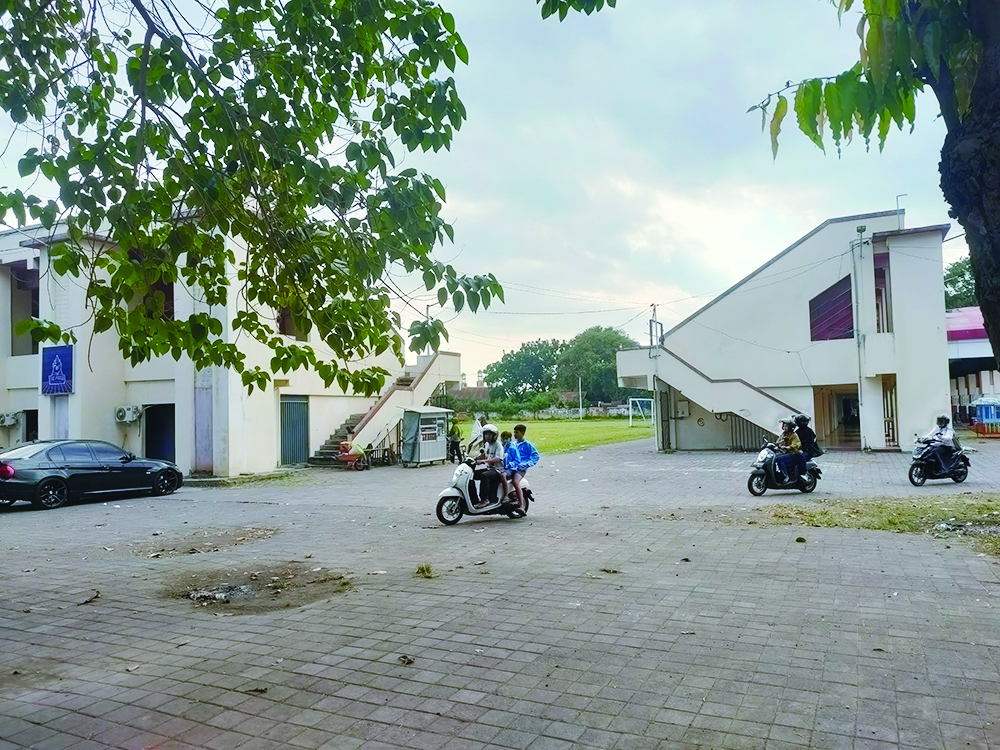 SEGERA KLIR: Sejumlah pengendara keluar dari Lapangan Malomba, beberapa waktu lalu. Terkait dengan persoalan aset tersebut segera klir.(HARLI/LOMBOK POST)