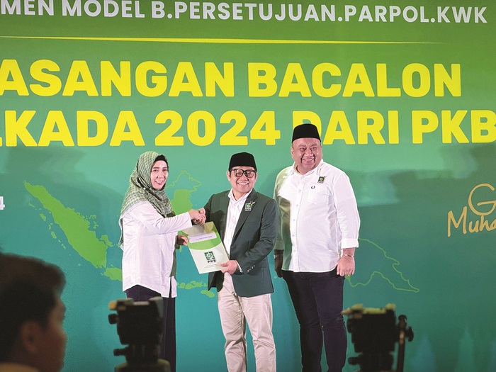 REKOMENDASI: Ketua Umum DPP PKB Muhaimin Iskandar (tengah) menyerahkan SK B1 KWK ke bakal calon Gubernur NTB Siti Rohmi Djalilah di Kantor DPP PKB Jakarta, kemarin (18/8).
