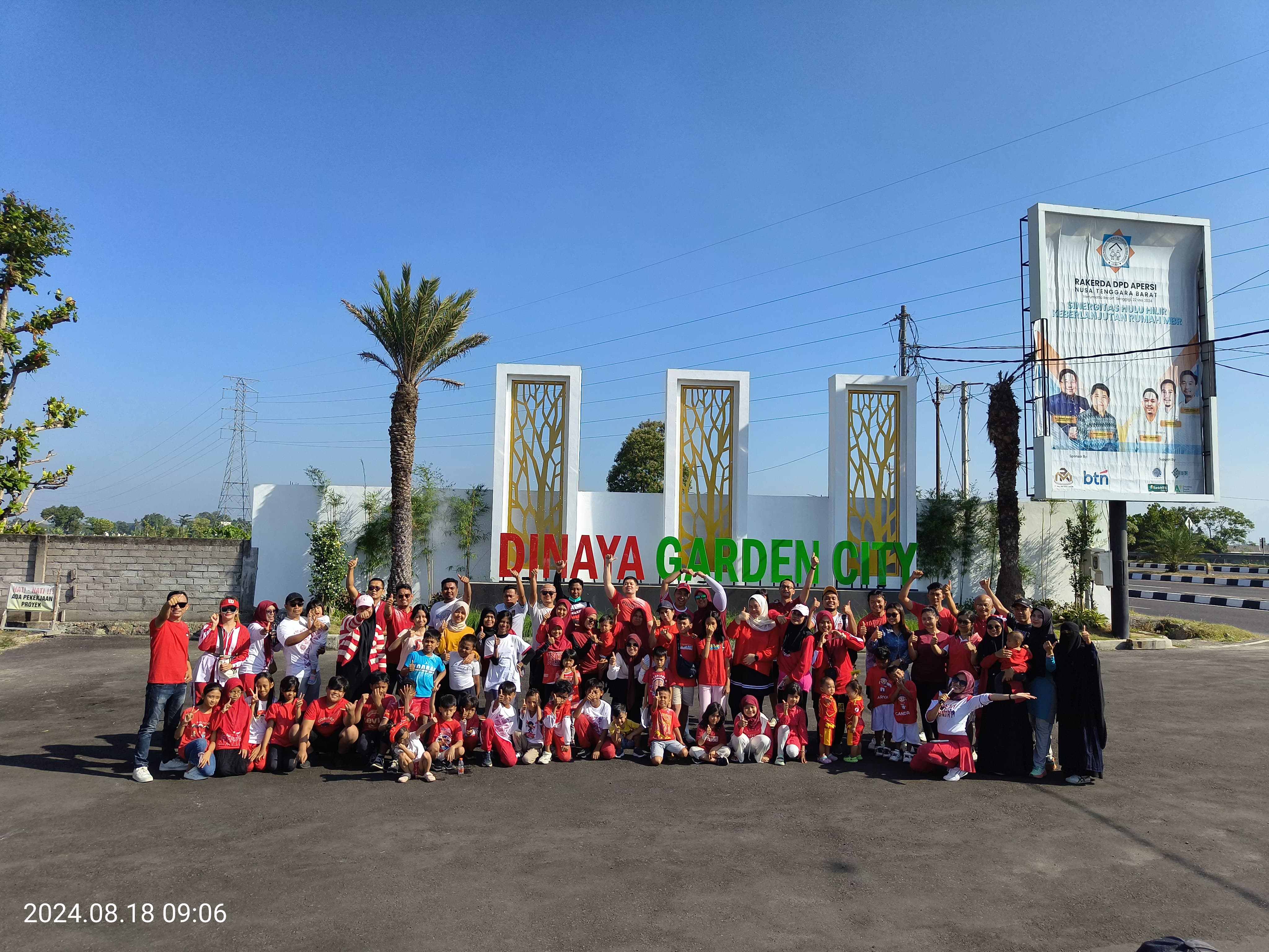 Seluruh warga perumahan DGC sangat kompak dengan berfoto bersama, usai merayakan berbagai kegiatan dalam menyemarakkan peringatan HUT RI ke-79, Minggu (18/8).