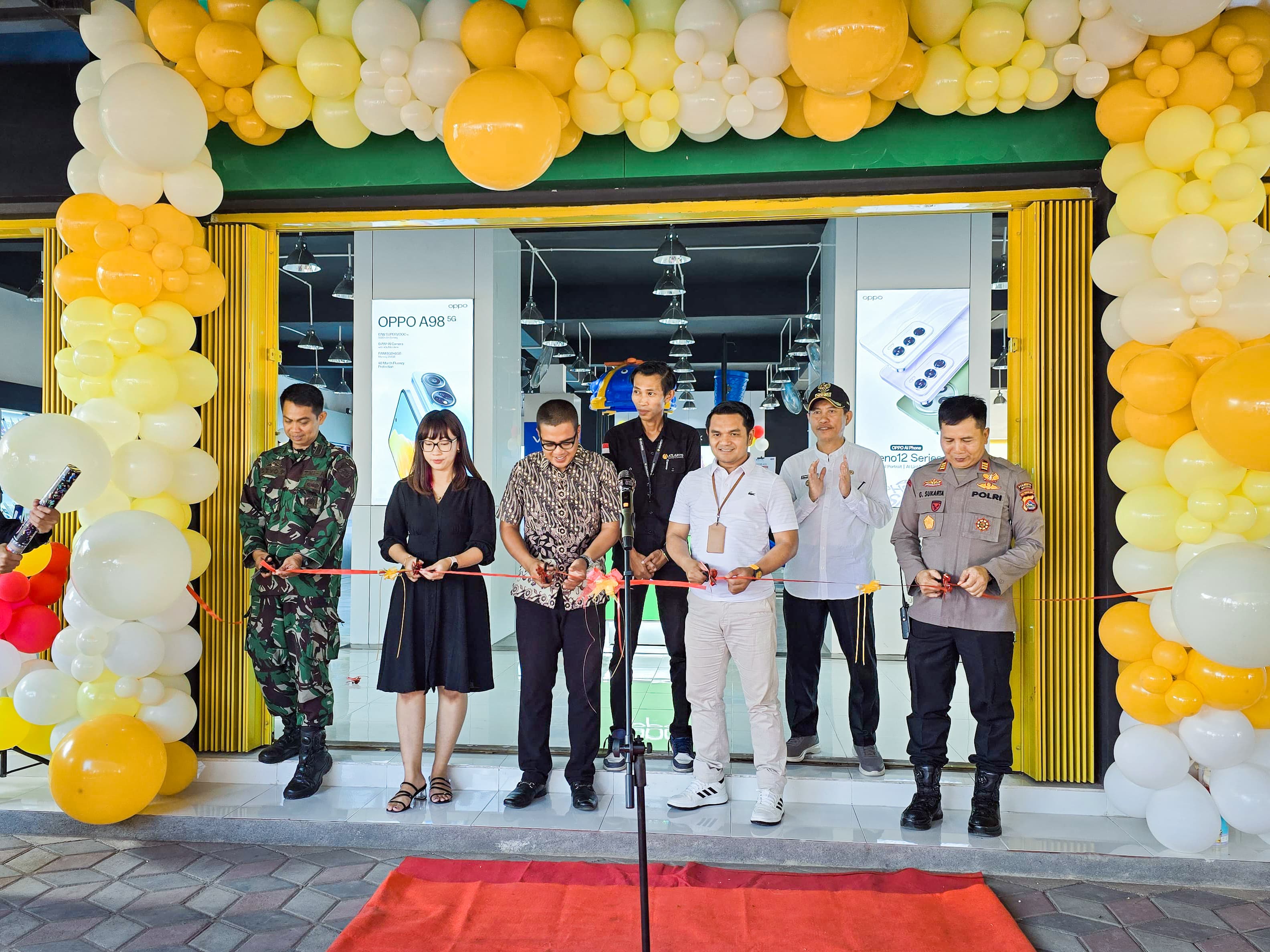 TAWARKAN BERAGAM PROMO: Owner Atlantis M Tommy Sugiarto Sadar (tengah) memotong pita di acara grand opening Toko Handphone Atlantis Cabang ke-3 di Jalan Panjitilar, Mataram, Jumat (16/8).