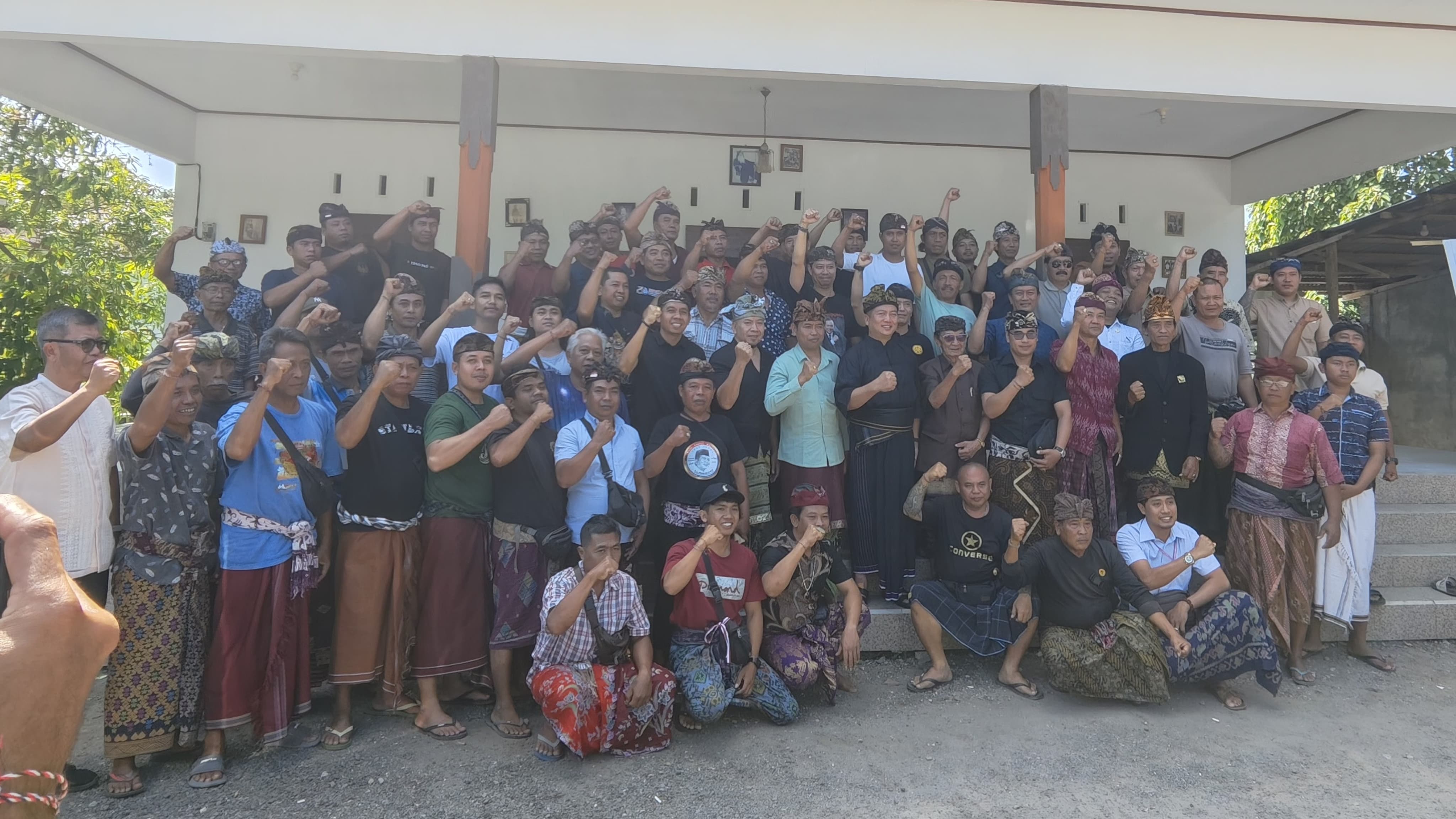 Bakal Calon Gubernur NTB Lalu Muhamad Iqbal silaturahmi dengan keluarga besar Puri Cakranegara di Puri Mayure dengan sejumlah tokoh, Banjar Puri Cakranegara, Minggu (18/8).