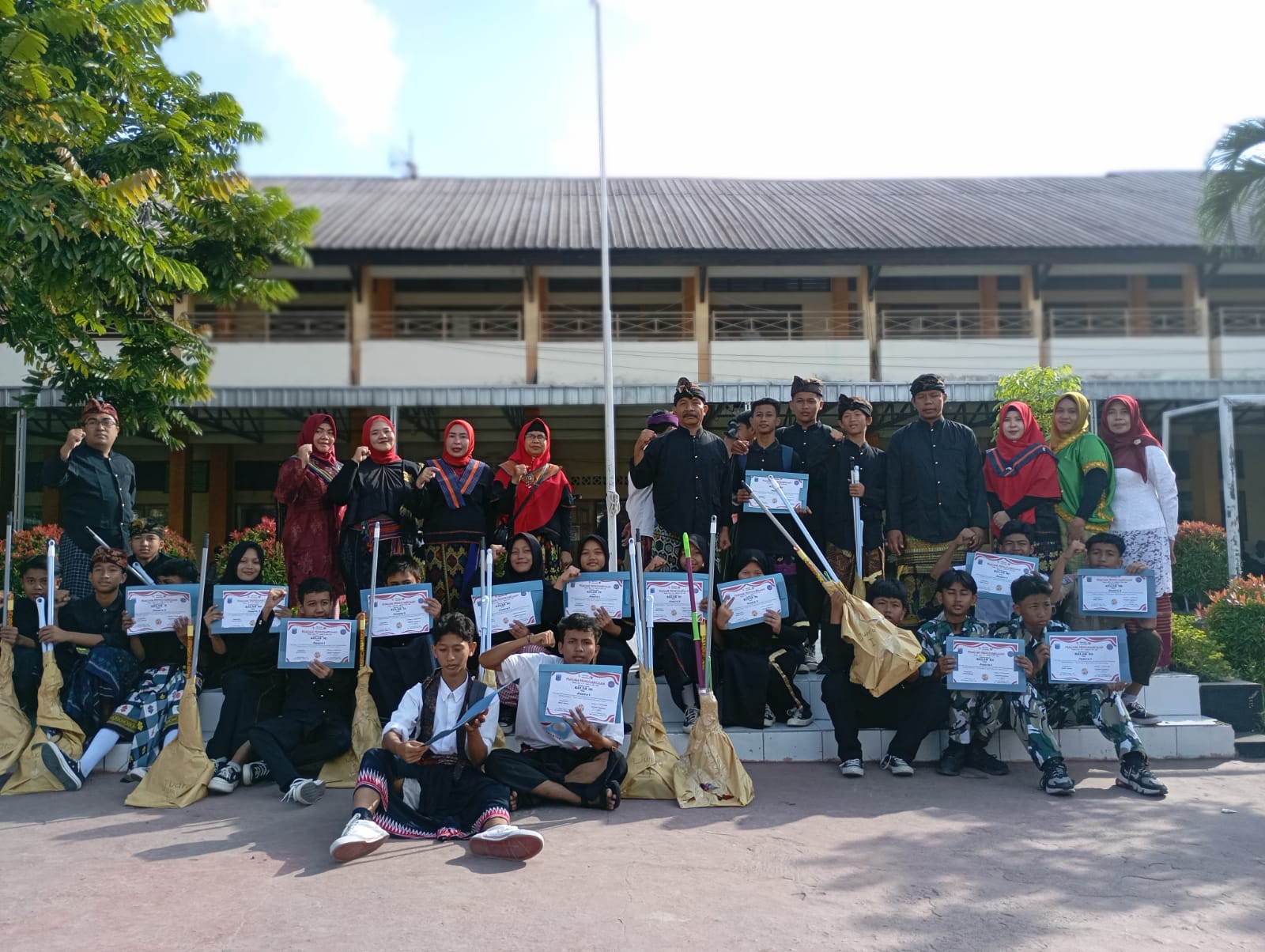 MERIAH: Siswa SMPN 13 Mataram yang meraih juara pada lomba memeriahkan HUT RI ke-79 di sekolah menunjukan sertifikat dan hadiahnya di sekolah setempat, Sabtu (17/8) lalu.(ROJAI/LOMBOK POST)