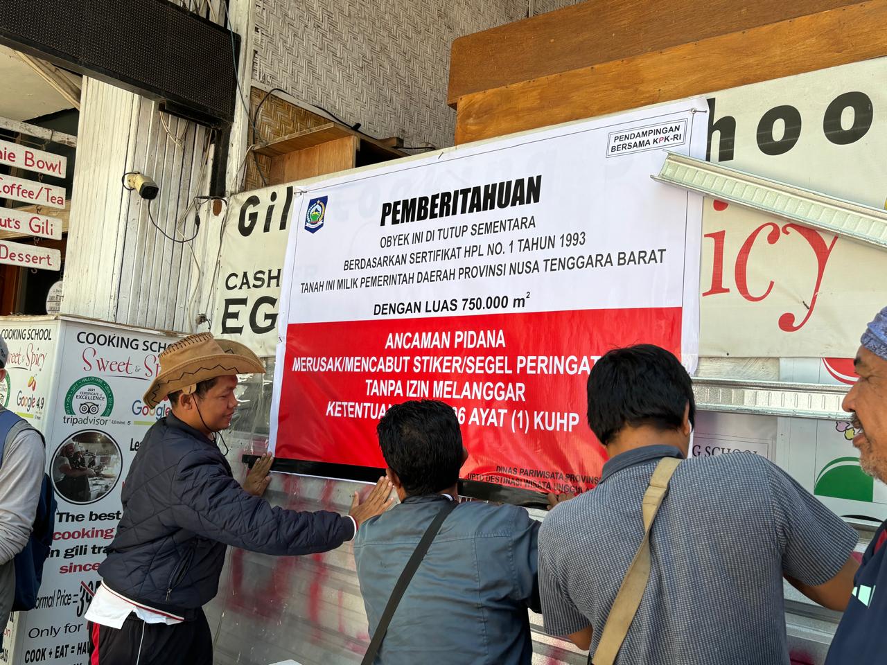 DIATENSI KPK: Pemprov NTB bersama KPK melakukan penyegelan terhadap Ego Restoran yang ada di Gili Trawangan, Minggu (18/8).(DOK LOMBOK POST)