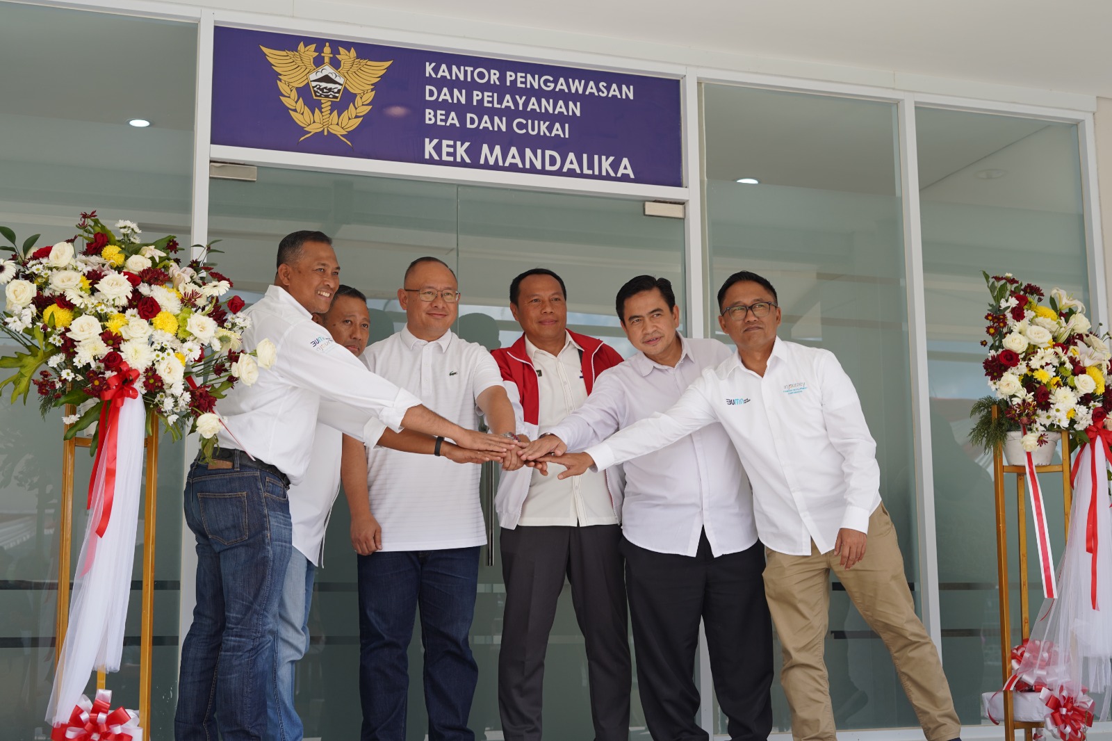 Direktur Commercial ITDC Troy Reza Warokka (tiga kiri) dan Kepala Kantor Bea dan Cukai Mataram Made Aryana (tiga kanan) saar meresmikan kantor Bea dan Cukai KEK Mandalika