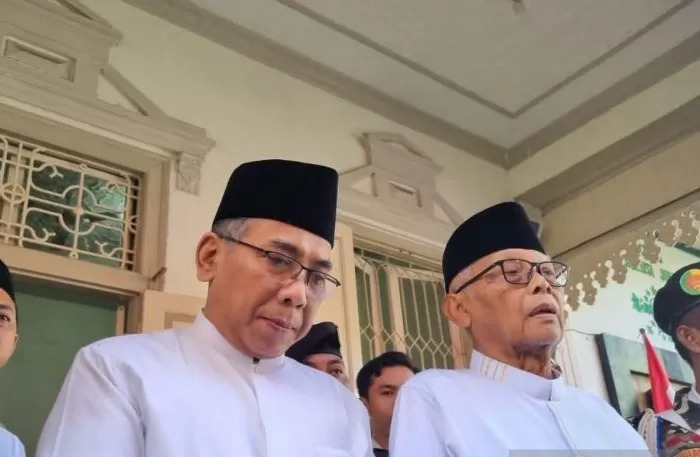 Ketua Umum Pengurus Besar Nahdlatul Ulama (PBNU) KH Yahya Cholil Staquf bersama Wakil Ketua Rais Aam PBNU KH Anwar Iskandar. (Willi Irawan/Antara)