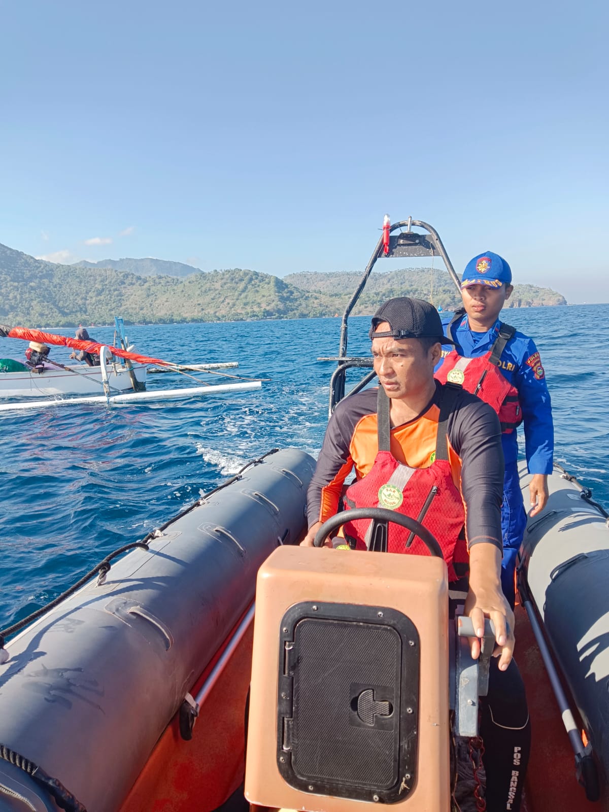 TAK MEMBUAHKAN HASIL: Personil gabungan Kantor SAR Mataram dan Satpolair Polres Lombok Utara menyisir perairan utara Gili Trawangan yang diduga menjadi lokasi hilangnya nelayan Ahmad Mayadi.