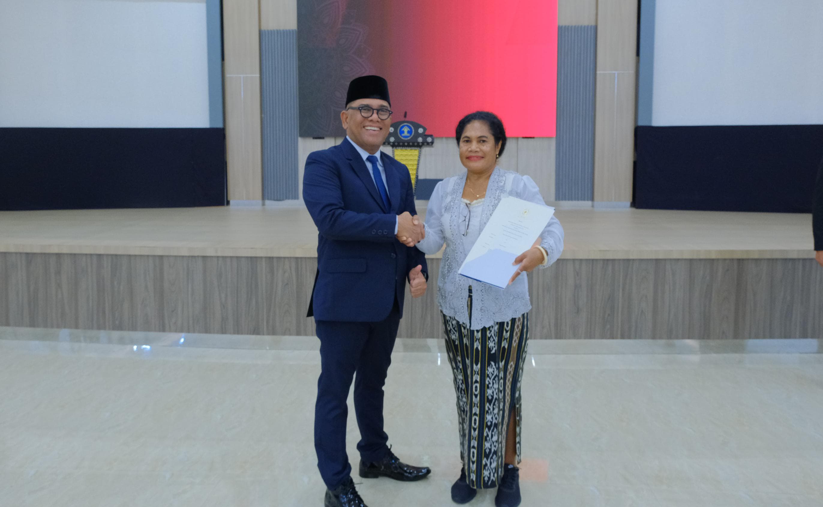 RESMI JADI WNI: Kakanwil Kemenkumham NTB Parlindungan memberikan ucapan selamat seorang warga Belanda yang telah disumpah menjadi Warga Negara Indonesia, Selasa (20/8).