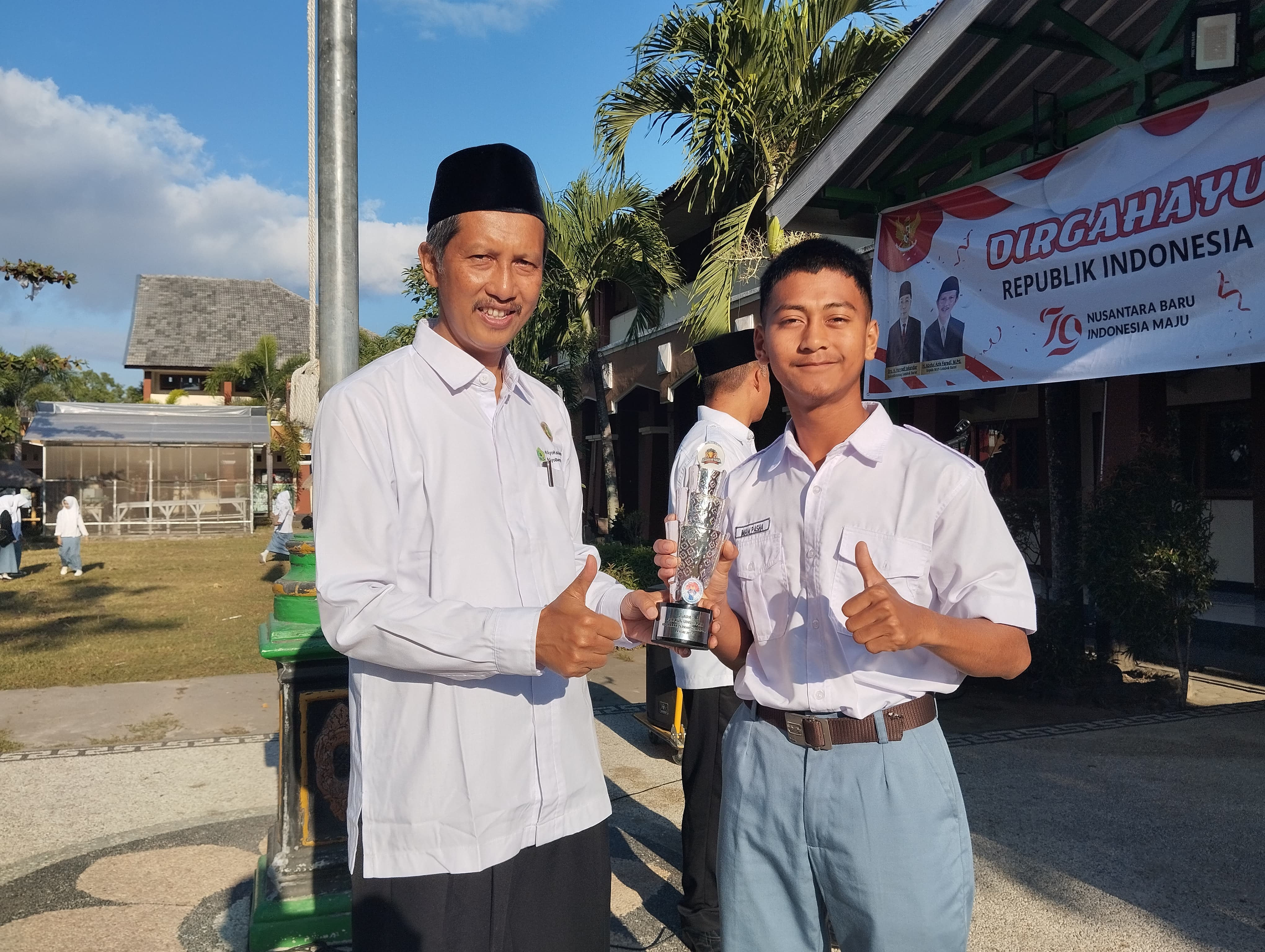 MEMBANGGAKAN: Kepala MAN Lobar H Abdul Azis Faradi (pakai peci) memberikan reward kepada Imam Pasha yang meraih juara I Fun Run dalam Kejuaraan Tarkam Kemenpora dan FOP.