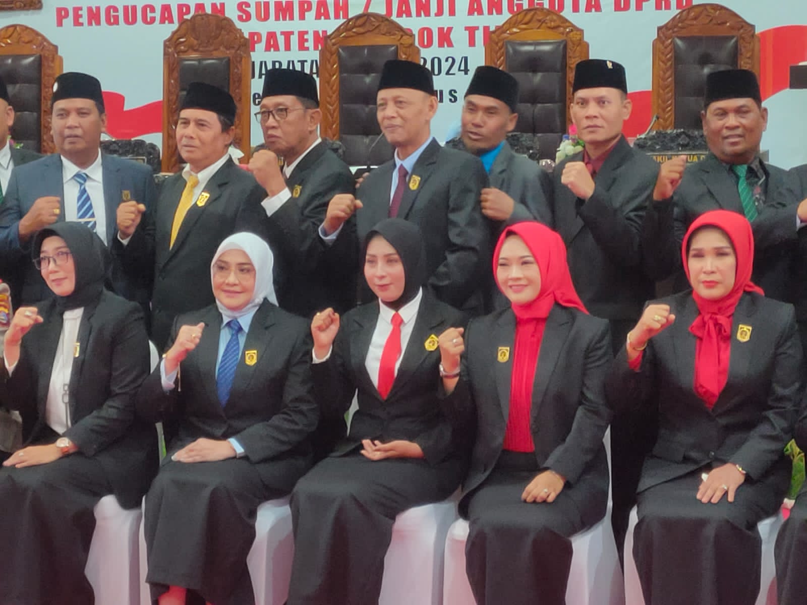 Anggota DPRD Lotim yang juga politisi PDIP Ahmad Amrullah (belakang dua dari kanan) foto bersama usai dilantik di kantor DPRD Lotim, Rabu (21/8).