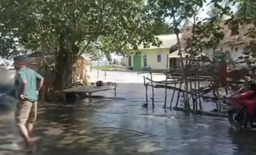 TERGENANG : Puluhan rumah di Pantai Induk, Desa Taman Ayu direndam banjir rob selama dua hari. (IST/LOMBOK POST)