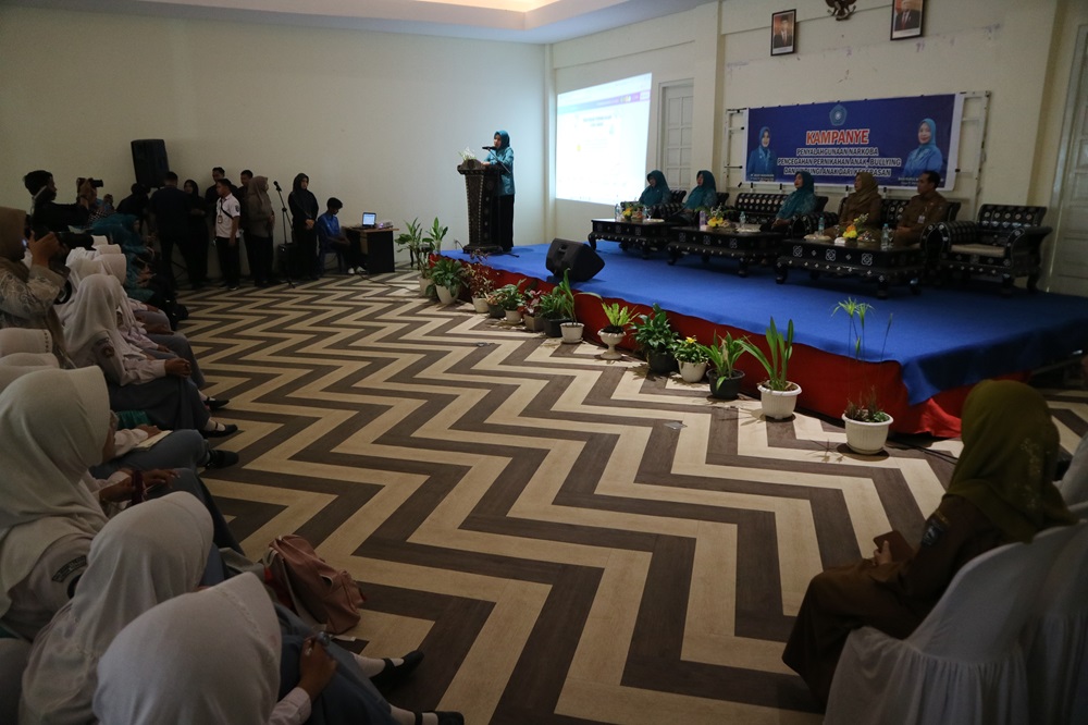 CEGAH BERSAMA: Ketua Pj PKK NTB Dessy Hasanuddin (podium) berikan nasihat kepada ratusan siswa SMP dan SMA/SMK/Sederajat.(Dewi/Lombok Post)
