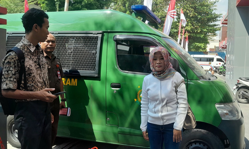 DIEKSEKUSI: Satriawati, ASN BKD Pemprov NTB kemarin ditahan jaksa dan dibawa ke   Lapas Perempuan Mataram.(TONI/LOMBOK POST)