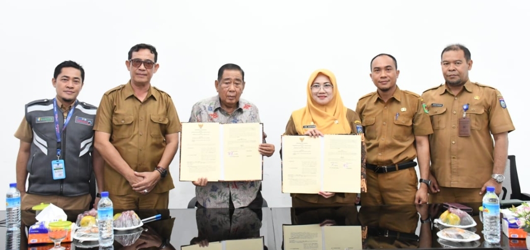 BUAT KESEPAKATAN: Bupati Lombok Utara (dua dari kiri) Djohan Sjamsu dan Kepala Bapenda Provinsi NTB Hj Eva Dewiyani usai penandatanganan nota kesepahaman untuk Opsen PKB dan BBNKB.(NURUL/LOMBOK POST)
