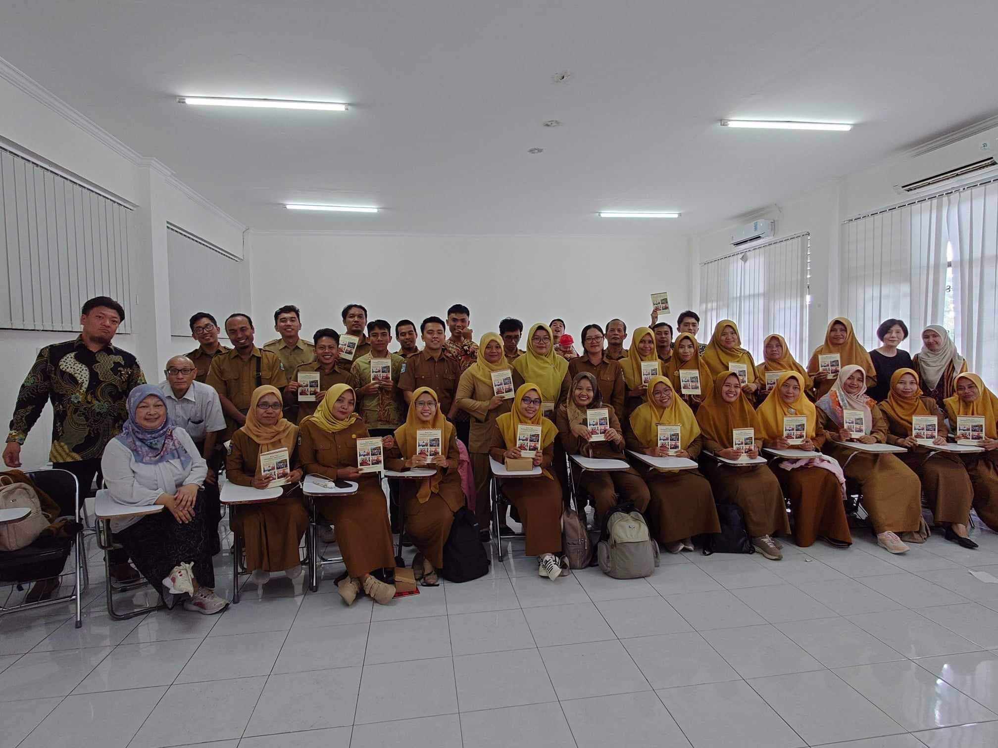 TINGKATKAN KEMAMPUAN: Sejumlah 30 Guru SD di Kota Mataram mengikuti pelatihan mitigasi bencana dari peneliti Universitas Kitakyushu, Jepang di Universitas Mataram, kemarin (20/8). (CHIA/LOMBOK POST)