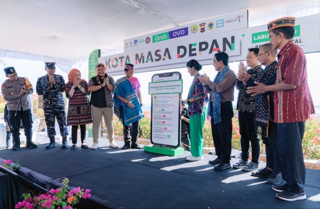 Menteri Pariwisata dan Ekonomi Kreatif RI Sandiaga Uno menghadiri puncak acara Kota Masa Depan yang digagas Grab di Labuan Bajo, NTT, Rabu (21/8).
