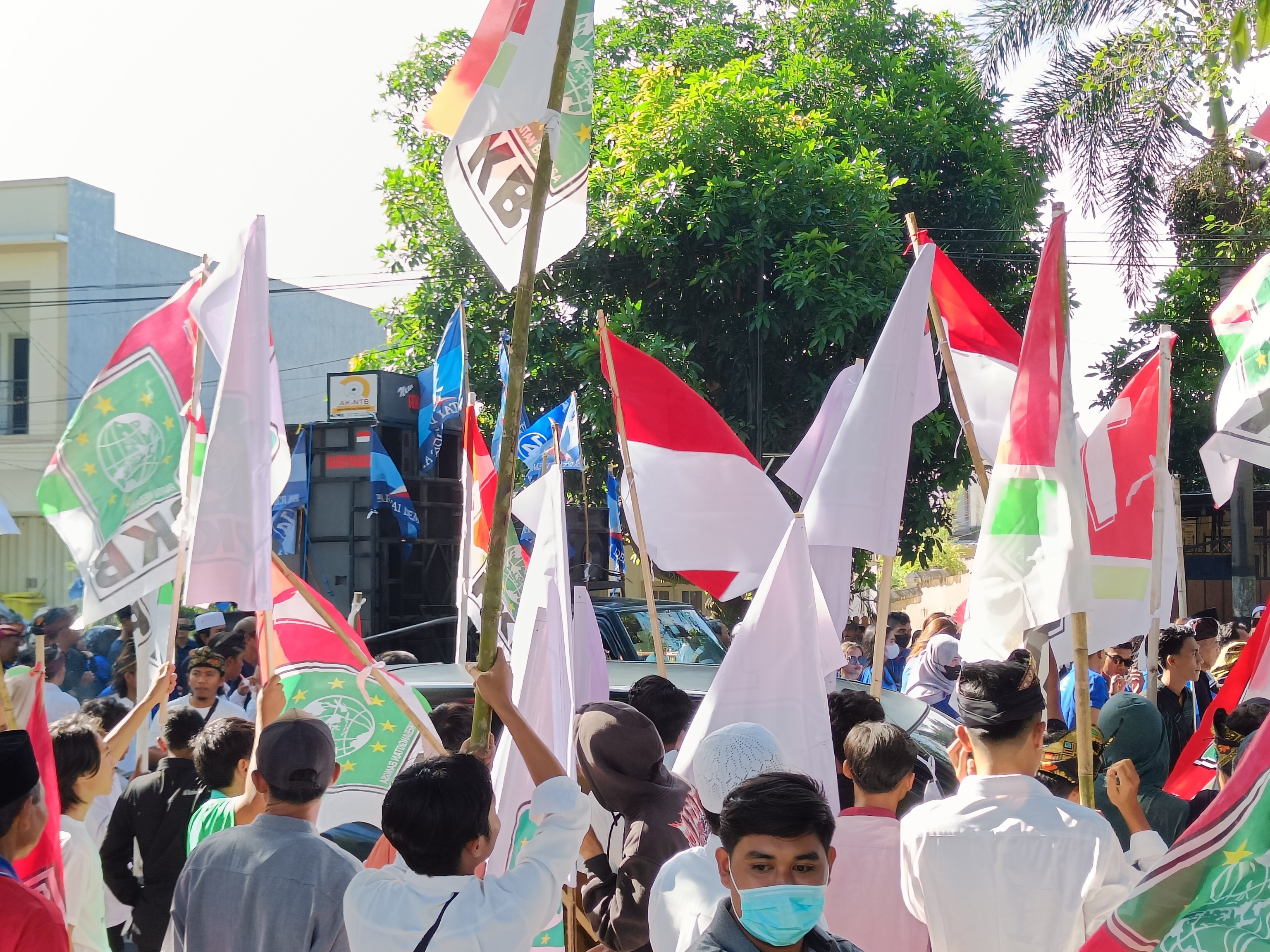 PESTA DEMOKRASI: Sejumlah bendera partai politik dan bendera merah putih yang dikibarkan kader dan simpatisan partai di momen pemilu 2024 lalu.(ZAD/LOMBOK POST)