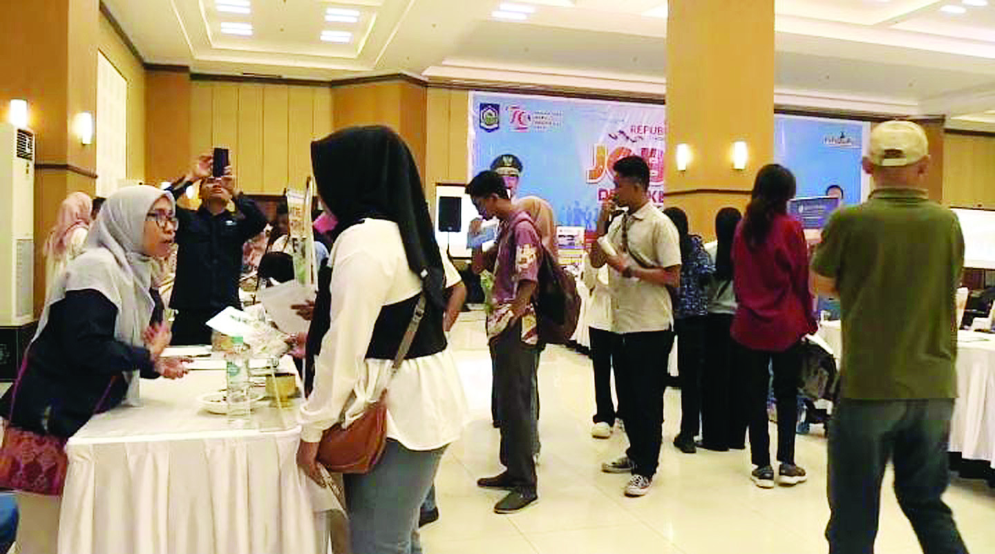MENCARI KERJA: Sejumlah pelamar pekerjaan antre menunggu giliran menyerahkan berkas ke salah satu perusahaan yang membuka stand pada kegiatan job fair di Islamic Center, Kota Mataram. (HARLI/LP)