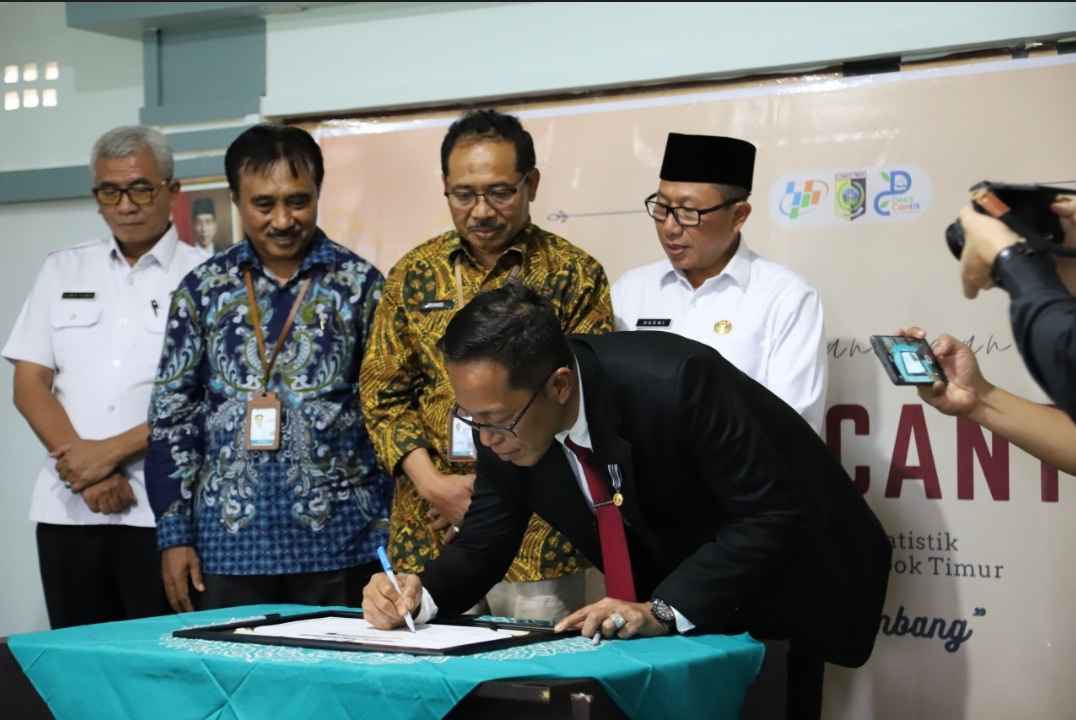 Penjabat Bupati Lombok Timur HM Juaini Taofik meresmikan Desa Cinta Statistik di Desa Kumbang.