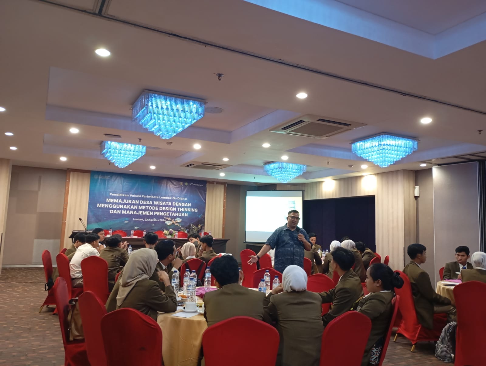 SAMPAIKAN MATERI: Dosen ITB Achmad Ghazali (berdiri) menyampaikan materi pada workshop memajukan desa wisata menggunakan metode  design thinking dan manajemen pengetahuan kepada mahasiswa Poltekpar